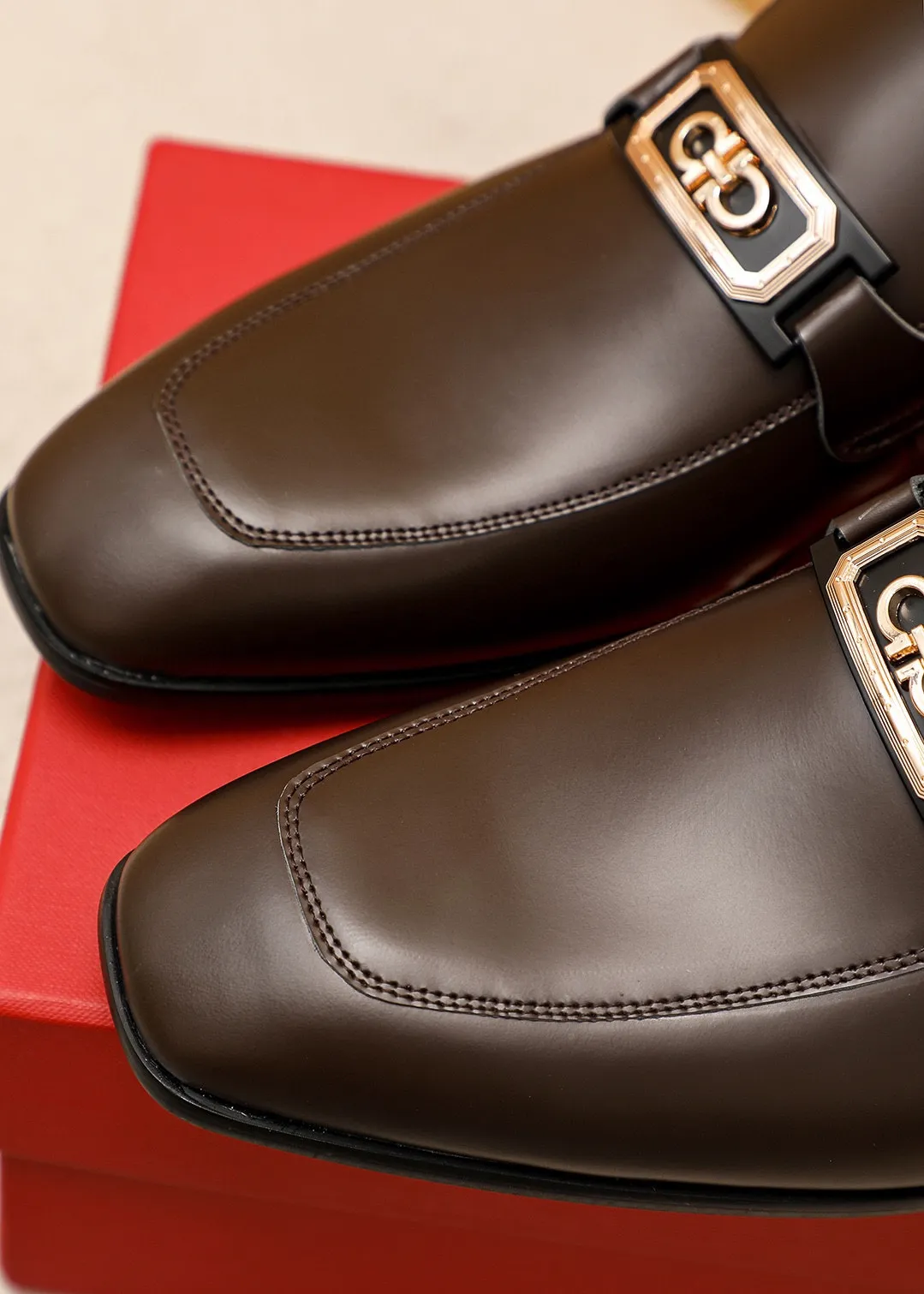 Men's shoes 💰442 💐 Product trademark: Ferragamo "Ferragamo" casual leather shoes Regular size: 38-44 (45.46🉑️customized) Product materials: Selected imported first-layer open-edge beaded cowhide embossed upper + original hardware buckle, imported water-dyed cowhide leather lining. Strong three-dimensional visual effect, combined outsole Color: 2⃣️colors available